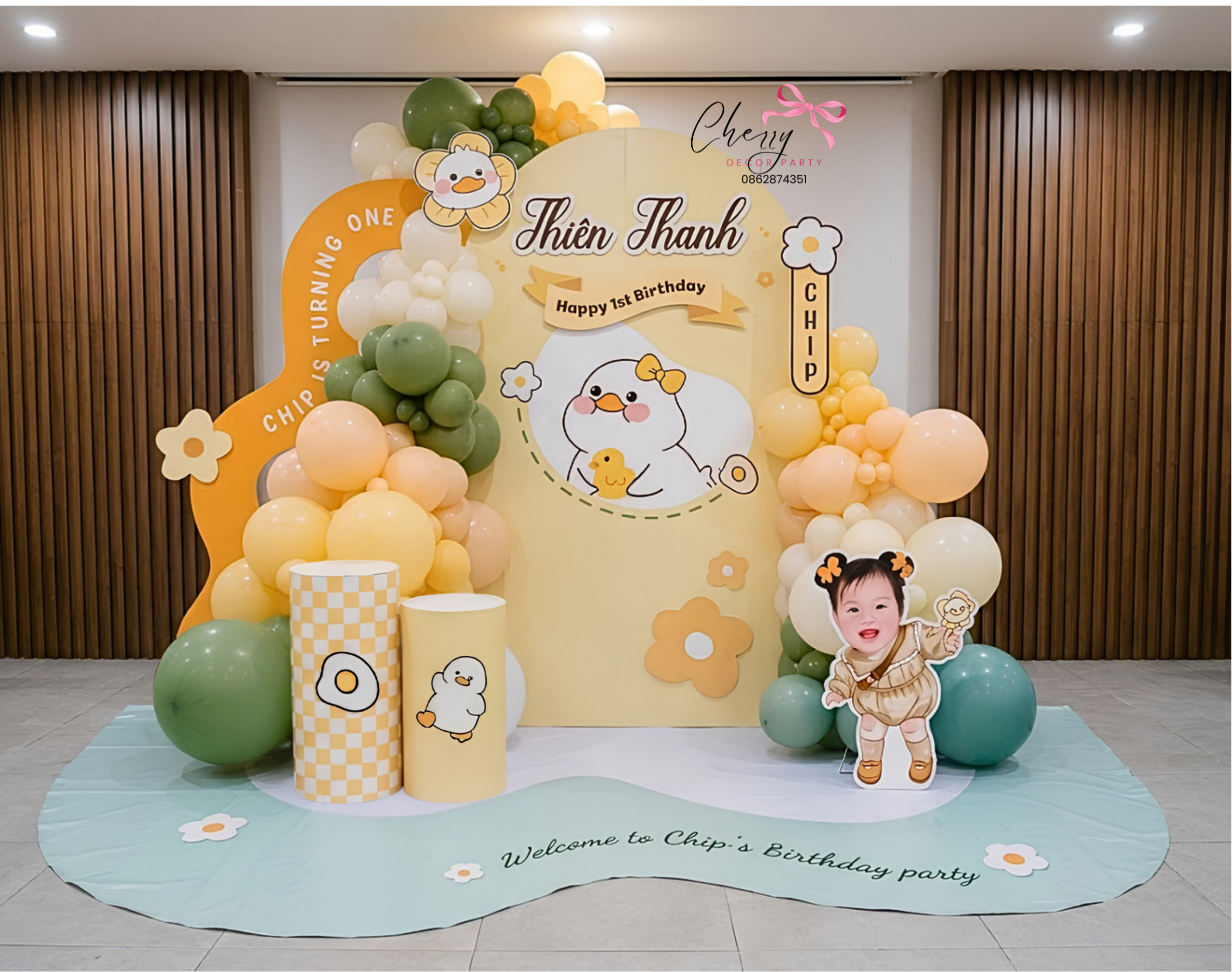 Mẫu trang trí sinh nhật bé gái tone vàng